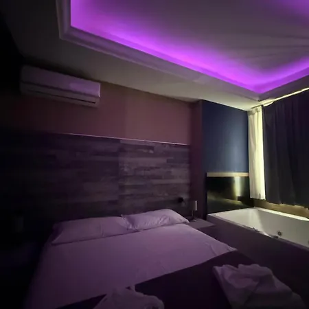 Partenope Lucci ナポリ